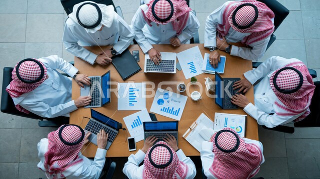 استخدام الاجهزة والتقنيات الحديثة، النقاشات والحوارات حول المشاريع ، تطوير الخطط  وتحقيق أهداف الشركة، التعاون و المشاركة في إنجاز الأعمال، رجال أعمال عربيون خليجيون سعوديون يقومون بإدارة شؤون العمل وتنظيمها، مهن ووظائف إدارية مكتبية