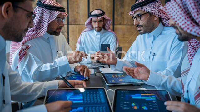 الرسوم البيانية الخاصة بصعود وهبوط البورصة المالية، استخدام الاجهزة والتقنيات الحديثة، النقاشات والحوارات حول المشاريع ، تطوير الخطط  وتحقيق أهداف الشركة، التعاون و المشاركة في إنجاز الأعمال، رجال أعمال عربيون خليجيون سعوديون يقومون بإدارة شؤون العمل وتنظيمها
