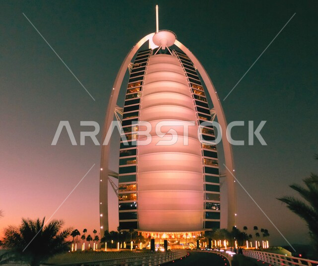التطور والتقدم العمراني، برج العرب المضيء ليلا في مدينة دبي, الأماكن السياحية المشهورة في الإمارات العربية المتحدة, جذب واستقطاب السياح من أنحاء العالم, الفن الهندسي المعماري لبناء الأبراج وناطحات السحاب