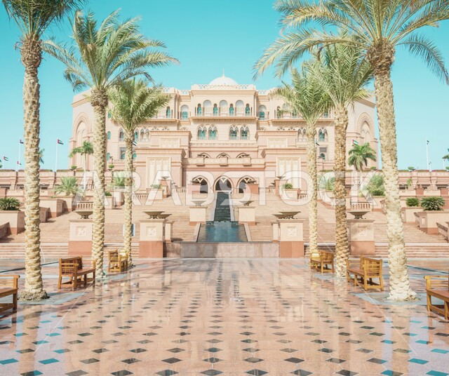 قصر الإمارات في أبو ظبي، التراث العربي الأصيل وفن العمارة في الماضي، أماكن ومعالم سياحية تاريخية قديمة، مباني طينية أثرية من التراث الإماراتي، الاهتمام بزراعة أشجار النخيل