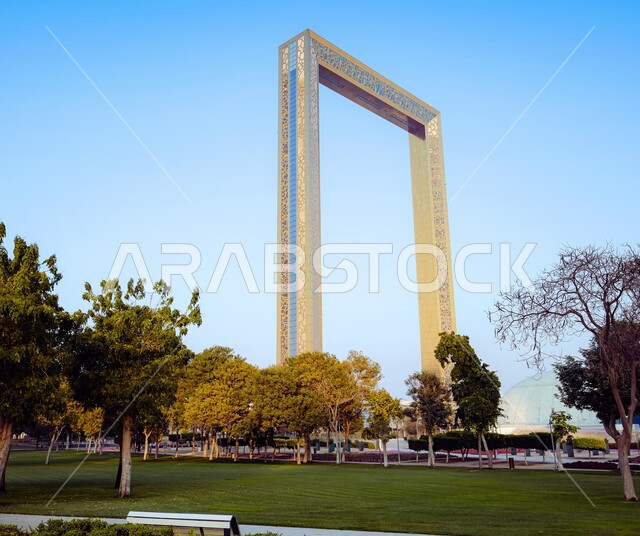 الفن الهندسي المعماري لبرواز إمارة دبي، التصميم المتميز للمبنى الزجاجي الذهبي، مدن ومعالم سياحية حضارية، النمو والتطور العمراني في الإمارات العربية المتحدة، الإهتمام بزراعة الأشجار والنباتات في الحدائق