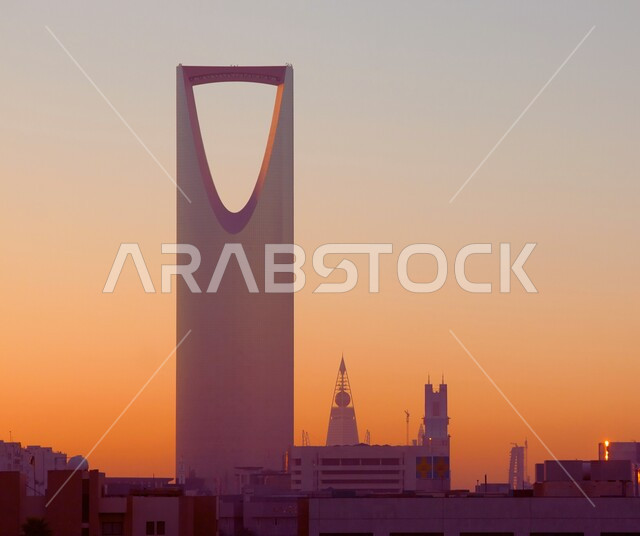 الأماكن والمعالم السياحية المشهورة في المملكة العربية السعودية، جذب واستقطاب السياح من أنحاء العالم, برج المملكة في مدينة الرياض وقت غروب الشمس, الفن الهندسي المعماري لبناء الأبراج وناطحات السحاب, التقدم والنمو العمراني