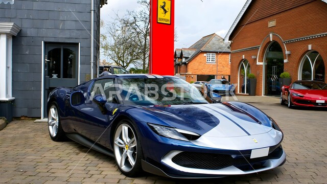 معرض السيارات المتميز في دولة الكويت, مركبة رياضية فاخرة، فعاليات ومعارض المركبات الأنيقة, سيارة فيراري زرقاء فخمة مركونة في احدى الطرقات، العلامات التجارية المشهورة, وسائل النقل البرية الحديثة