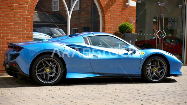 العلامات التجارية المشهورة, وسائل النقل البرية الحديثة, معرض السيارات المتميز في دولة الكويت, مركبة رياضية فاخرة، فعاليات ومعارض المركبات الأنيقة, سيارة فيراري زرقاء فخمة مركونة في احدى الطرقات