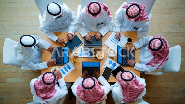  النقاشات والحوارات حول المشاريع ، تطوير الخطط  وتحقيق أهداف الشركة، التعاون و المشاركة في إنجاز الأعمال، رجال أعمال عربيون خليجيون سعوديون يقومون بإدارة شؤون العمل وتنظيمها، مهن ووظائف إدارية مكتبية