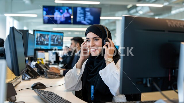 استقطاب و جذب المزيد من العملاء، مفهوم الدعم الفني وخدمة العملاء ،ارتداء سماعة الاتصال للإجابة عن الاستعلامات والاستفسارات ، استخدام التقنيات الحديثة، موظفة عربيه سعوديه خليجيه مبتسمة محجبة تجلس في مقر العمل