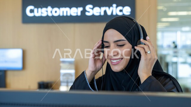 استقطاب و جذب المزيد من العملاء، مفهوم الدعم الفني وخدمة العملاء ،ارتداء سماعة الاتصال للإجابة عن الاستعلامات والاستفسارات ، استخدام التقنيات الحديثة، موظفة عربيه سعوديه خليجيه مبتسمة محجبة تجلس في مقر العمل