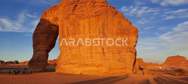 مفهوم الحضارات القديمة، المعالم التاريخية الأثرية، صورة مقربة لجبل الفيل في مدينة العلا، التكوينات والتشكيلات الصخرية في المملكة العربية السعودية، الطبيعة الصحراوية المتميزة، الأماكن والمناطق السياحية المشهورة