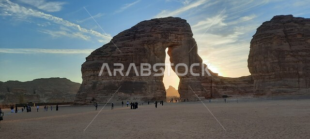 مفهوم الحضارات القديمة، المعالم التاريخية الأثرية، صورة مقربة لجبل الفيل في مدينة العلا، التكوينات والتشكيلات الصخرية في المملكة العربية السعودية، الطبيعة الصحراوية المتميزة، الأماكن والمناطق السياحية المشهورة