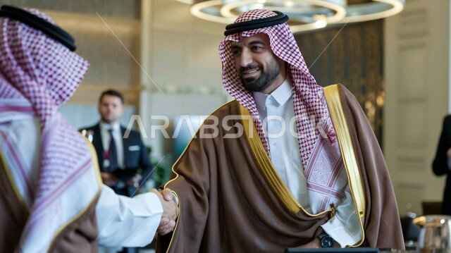 الشراكة في الأعمال والمشاريع، صداقات وتعارف وبناء علاقات اجتماعية، عقد صفقات عمل جديدة ناجحة بين رجال الأعمال،  رجلان سعوديان يقومان بمصافحة بعضهما، توسيع مجالات العمل