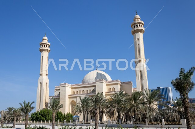 مقصد المسلمين للعبادة والتقرب الى الله تعالى، الفن الهندسي المعماري الاسلامي للقبب والمآذن في المساجد والجوامع، مسجد الفاتح الكبير في المنامة في مملكة البحرين، المعالم والأماكن الدينية المقدسة المشهورة، النقوش والزخارف على جدران المسجد
