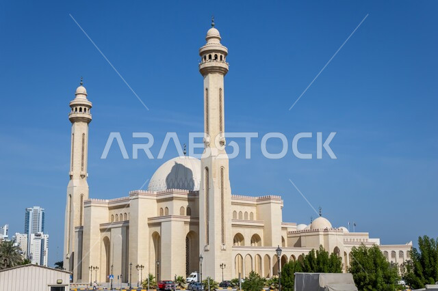مقصد المسلمين للعبادة والتقرب الى الله تعالى، الفن الهندسي المعماري الاسلامي للقبب والمآذن في المساجد والجوامع، مسجد الفاتح الكبير في المنامة في مملكة البحرين، المعالم والأماكن الدينية المقدسة المشهورة، النقوش والزخارف على جدران المسجد