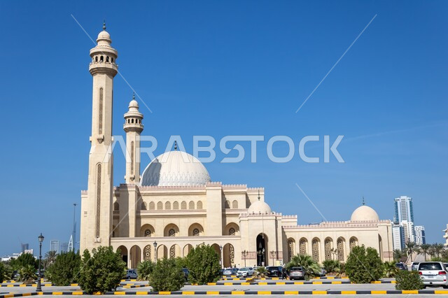 مقصد المسلمين للعبادة والتقرب الى الله تعالى، الفن الهندسي المعماري الاسلامي للقبب والمآذن في المساجد والجوامع، مسجد الفاتح الكبير في المنامة في مملكة البحرين، المعالم والأماكن الدينية المقدسة المشهورة، النقوش والزخارف على جدران المسجد
