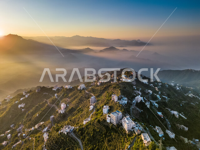 القمم و المرتفعات الجبلية، جبال فيفاء المكسوة بالضباب جنوب المملكة العربية السعودية ، المناظر الطبيعية بالسعودية ، اماكن جبلية سياحية في منطقة جازان، إطلالة على الجبال الخضراء في فيفا