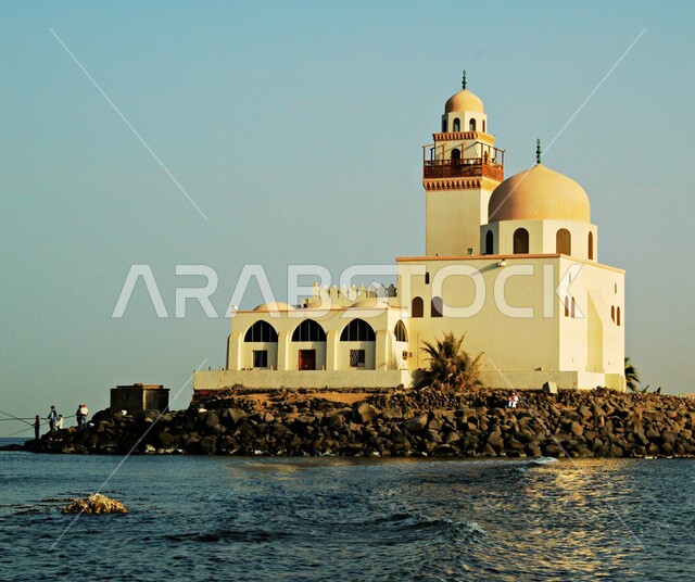 الواجهة البحرية ومسجد الجزيرة على شاطئ الكورنيش في جدة، مفهوم العبادة والتقرب إلى الله تعالى, نداء المسلمين للصلاة، أماكن أداء الفرائض والصلوات, القبب والمآذن على الطراز الإسلامي، المعالم الدينية المشهورة في المملكة العربية السعودية