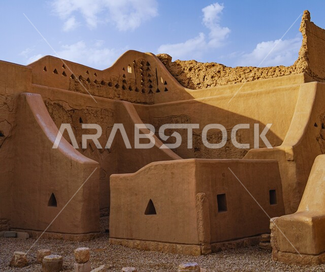 أماكن تراثية سياحية، الفن الهندسي المعماري القديم لأسوار الدرعية القديمة في مدينة الرياض في المملكة العربية السعودية، صورة للمباني الأثرية والبيوت الطينية في حي الطريف، معالم أثرية تاريخية شعبية قديمة