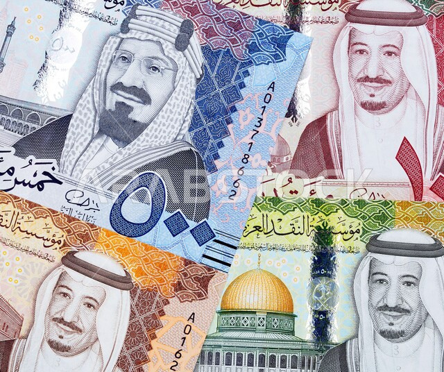 مجموعة متنوعة من الأوراق المالية السعودية, عملات ورقية من فئات مختلفة, طباعة صور العائلة المالكة على النقود, العملة الرسمية المتداولة في البيع والشراء, مجال الاستثمار والتمويل, الاقتصاد الوطني السعودي