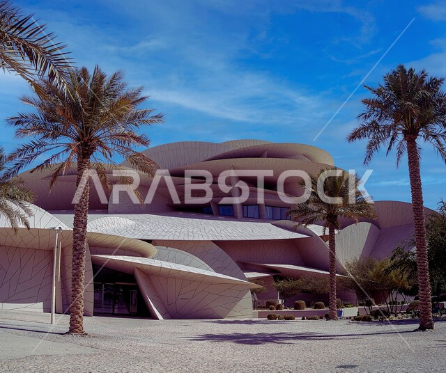 مبنى المتحف الوطني على شكل وردة الصحراء في مدينة الدوحة، زراعة أشجار النخيل والمساحات الخضراء في المدن السياحية الساحلية، الفن الهندسي المعماري المتطور بتصاميم تعكس الثقافة القطرية وهوية البلاد، المتاحف والمعالم التراثية الحضارية المشهورة في دولة قطر
