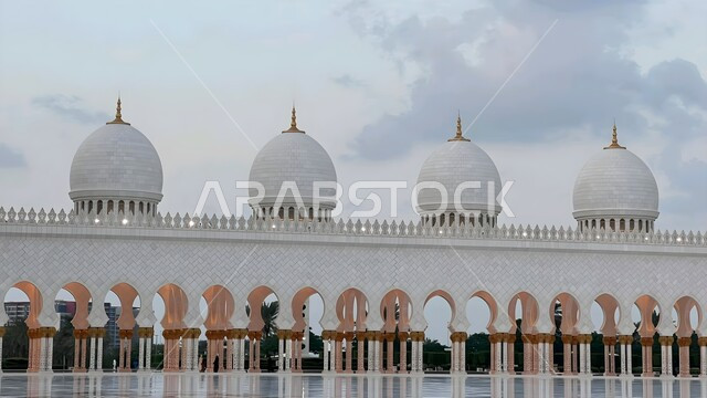 المعالم الدينية الإسلامية في الإمارات العربية المتحدة, الفن الهندسي المعماري لبناء المساجد على الطراز الإسلامي, مسجد الشيخ زايد بن سلطان آل نهيان في مدينة أبو ظبي, نداء المسلمين لأداء الفرائض والصلوات، مفهوم العبادة والتقرب إلى الله تعالى