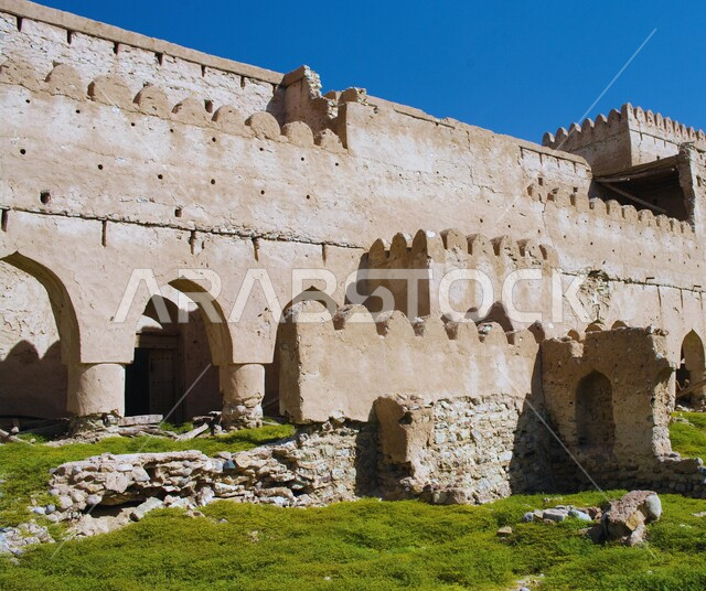 معالم سياحيه تراثيه مشهورة, حصن جعلان بني بو علي في عمان, معلم تاريخي أثري، التصميم والفن المعماري على الطراز القديم، القلاع والحصون الإنشائية الطينية، وجهات جذب السياح والزوار للتعرف على تاريخ السلطنة