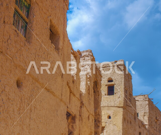 التصميم الهندسي المعماري على الطراز القديم في المناطق الأثريه التاريخيه, المعالم والاماكن السياحيه المشهورة في عمان، البيوت الطينية في الحمرا، جذب السياح والزوار للتعرف على تاريخ السلطنة