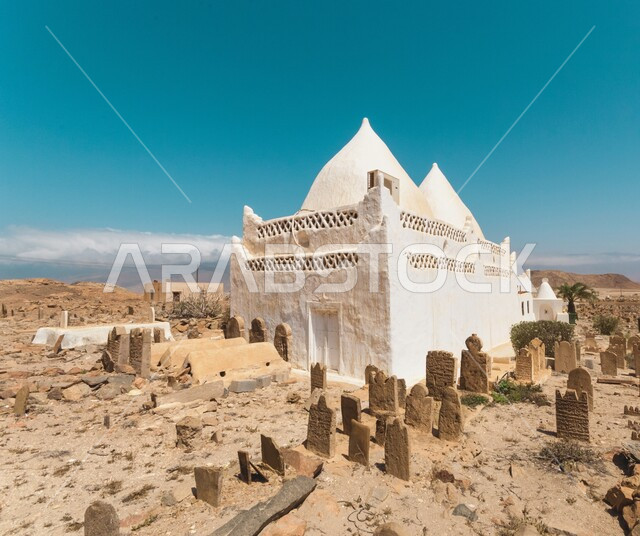 قبر محمد بن علي (صاحب مرباط) في  سلطنة عمان، التصميم الهندسي المعماري على الطراز القديم في المناطق الأثريه التاريخيه, المعالم والاماكن السياحيه المشهورة في عمان، جذب السياح والزوار للتعرف على تاريخ السلطنة