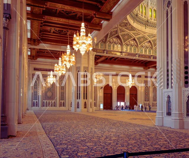 الفن الهندسي المعماري للمساجد على الطراز الإسلامي، العبادة والتقرب إلى الله تعالى، الأماكن والمعالم الإسلامية الدينية المشهورة في سلطنة عمان، دعوة المسلمين إلى أداء الصلاة، الديكورات والتصاميم الداخلية  في مسجد السلطان قابوس الأكبر في مسقط