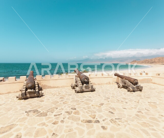 المدافع الحربية القديمة، المواقع التاريخية الأثرية في سلطنة عمان, القلاع التراثية العسكرية العمانية في النهار, الفن الهندسي المعماري على الطراز القديم لمبنى قلعة مرباط, المعالم والاماكن السياحية المشهورة