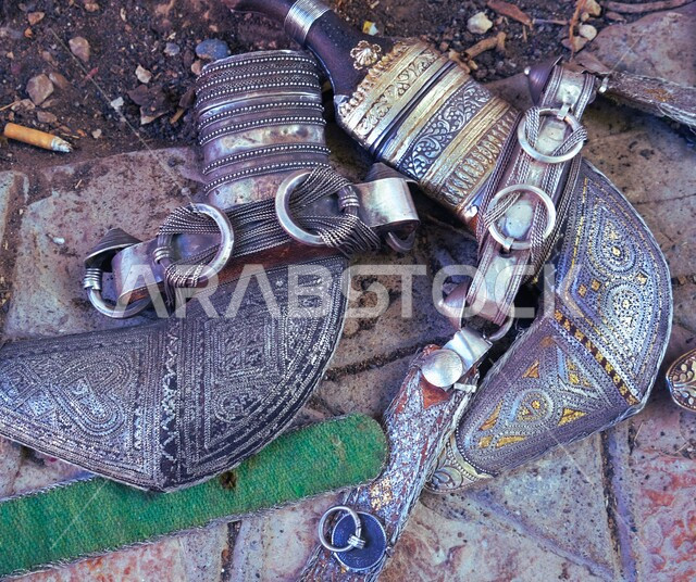 الانتيكات والتحف التراثية القديمة الشعبية، قطع أنتيكة من الطراز الشعبي، أصالة العادات والتقاليد في سلطنة عمان، مجموعة من السيوف المزخرفة بزخارف وتصاميم تقليدية