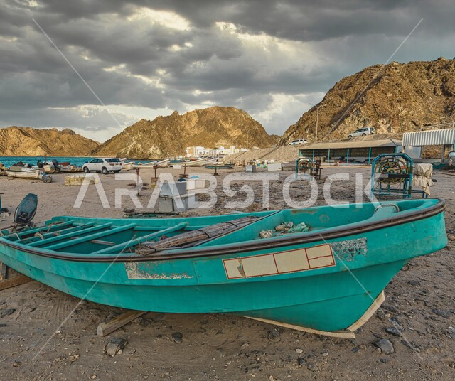 جذب واستقطاب السائحين من أنحاء العالم, النقل البحري في سلطنة عمان, الجولات والرحلات البحرية الترفيهية, المعالم والأماكن السياحية الساحلية المشهورة, الاستمتاع بممارسة هواية اصطياد الأسماك, قارب خشبي لصيد السمك في البحر 