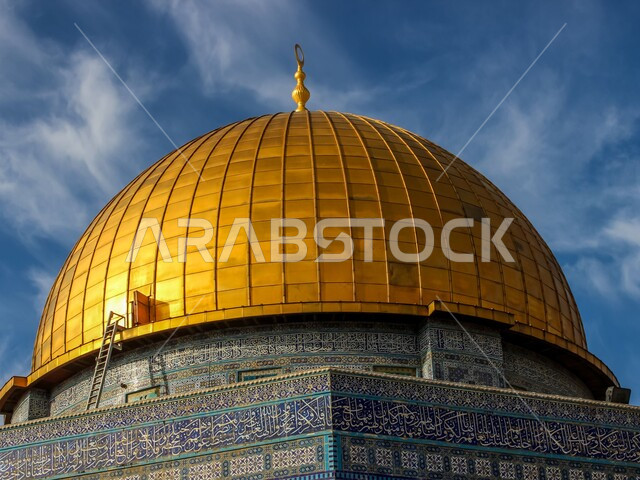 الفن الهندسي المعماري للمسجد الأقصى المبارك والقبة الذهبية، مسجد بديكورات وتصاميم اسلامية على الطراز العصري العريق، أماكن ومعالم اسلامية دينية مقدسة، تجمع المسلمين من أنحاء العالم، أداء الفرائض والصلوات على وقتها، العبادة والتقرب الى الله تعالى