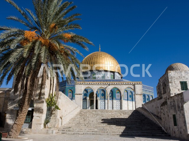 الفن الهندسي المعماري للمسجد الأقصى المبارك والقبة الذهبية، مسجد بديكورات وتصاميم اسلامية على الطراز العصري العريق، أماكن ومعالم اسلامية دينية مقدسة، تجمع المسلمين من أنحاء العالم، أداء الفرائض والصلوات على وقتها، العبادة والتقرب الى الله تعالى