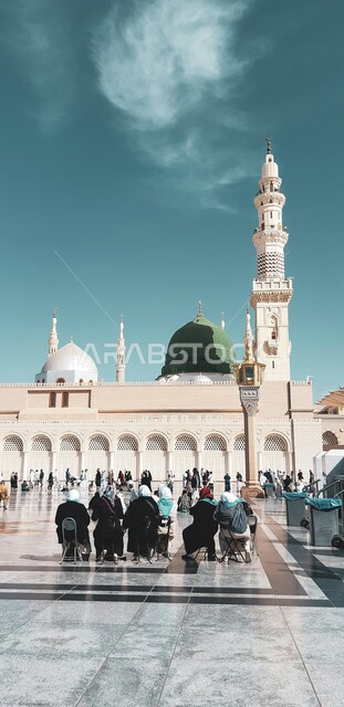 المجمع الخارجي والقبة الخضراء في المسجد النبوي الشريف في المدينة المنورة في المملكة العربية السعودية، العبادة والتقرب الى الله، الفن الهندسي المعماري للمآذن، التصاميم والديكورات الداخلية على الطراز الإسلامي والمظلات الإلكترونية، أماكن دينية إسلامية مقدسة