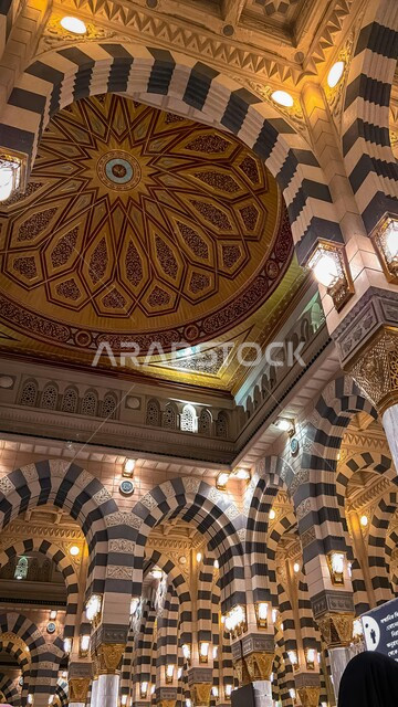العبادة والتقرب الى الله، آداء الصلوات في الحرم النبوي في المدينه المنوره, الديكورات والتصاميم الداخلية على الطراز الإسلامي، أماكن ومعالم إسلامية مقدسة في المملكة العربية السعودية