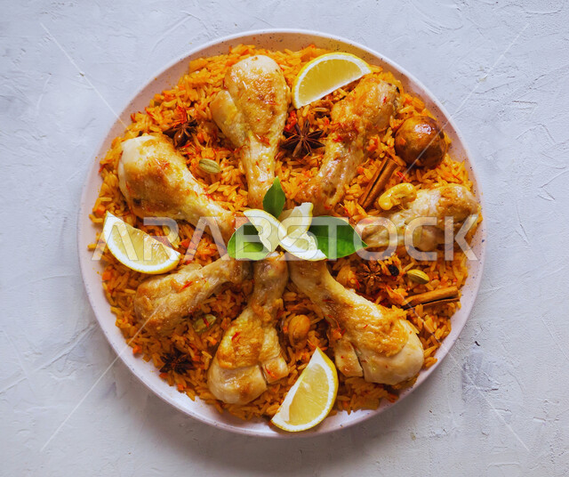 ولائم وأطباق عربية تقليدية شعبية، طبق من أرز الكبسة مع قطع الدجاج، وصفات المأكولات والوجبات الشرقية الشهية، مطابخ ومطاعم دولة قطر، صحن من البرياني الشهير، مهارة إعداد وصفة المندي الخليجي المشهورة بالتوابل الغنية بالنكهات