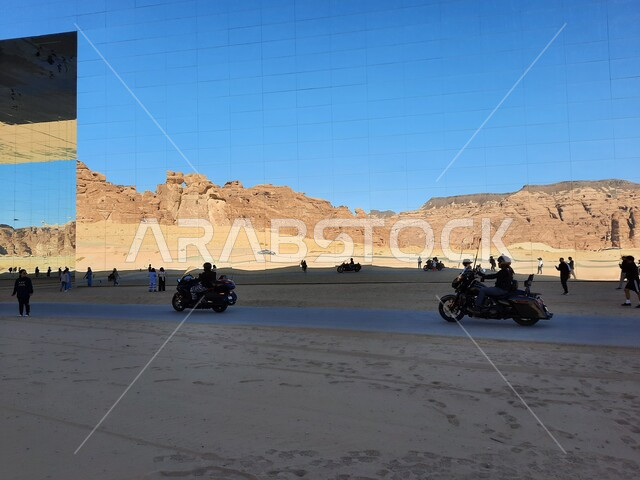 أكبر مبنى ضخم مصنوع من الزجاج، رحلات السفاري والأنشطة الترفيهية الممتعة في مدائن صالح، قاعة المرايا للحفلات الموسيقية وسط صحراء العلا في المملكة العربية السعودية، التكوينات والتشكيلات الصخرية، المعالم التاريخية السياحية، مناطق جذب و استقطاب السائحين