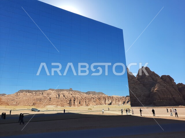 أكبر مبنى ضخم مصنوع من الزجاج، رحلات السفاري والأنشطة الترفيهية الممتعة في مدائن صالح، قاعة المرايا للحفلات الموسيقية وسط صحراء العلا في المملكة العربية السعودية، التكوينات والتشكيلات الصخرية، المعالم التاريخية السياحية، مناطق جذب و استقطاب السائحين