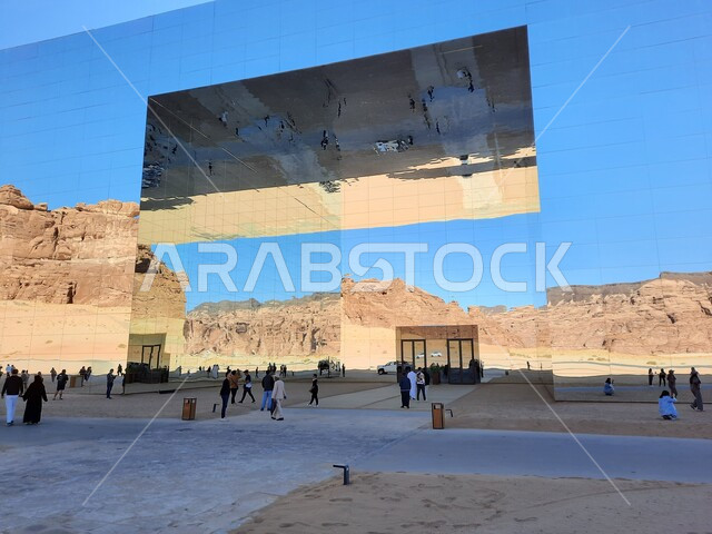 أكبر مبنى ضخم مصنوع من الزجاج، رحلات السفاري والأنشطة الترفيهية الممتعة في مدائن صالح، قاعة المرايا للحفلات الموسيقية وسط صحراء العلا في المملكة العربية السعودية، التكوينات والتشكيلات الصخرية، المعالم التاريخية السياحية، مناطق جذب و استقطاب السائحين