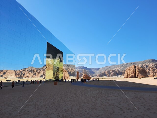 قاعة المرايا للحفلات الموسيقية وسط صحراء العلا في المملكة العربية السعودية، أكبر مبنى ضخم مصنوع من الزجاج، رحلات السفاري والأنشطة الترفيهية الممتعة في مدائن صالح، التكوينات والتشكيلات الصخرية، المعالم التاريخية السياحية، مناطق جذب و استقطاب السائحين
