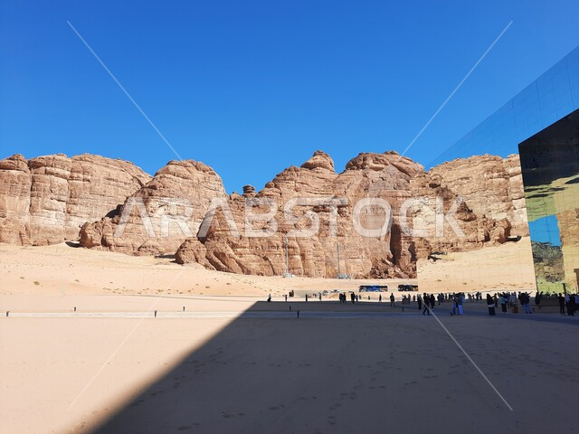 التكوينات والتشكيلات الصخرية، قاعة المرايا للحفلات الموسيقية في العلا وسط صحراء المملكة العربية السعودية، أكبر مبنى ضخم مصنوع من الزجاج، رحلات السفاري والأنشطة الترفيهية الممتعة في مدائن صالح، معالم تاريخية سياحية، مناطق جذب و استقطاب السائحين