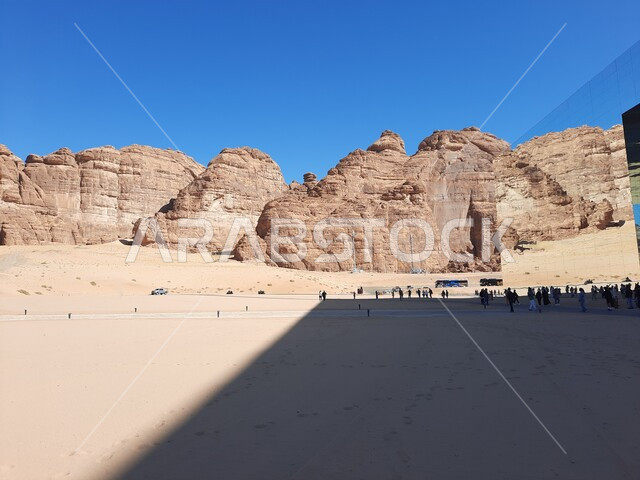 التكوينات والتشكيلات الصخرية، قاعة المرايا للحفلات الموسيقية في العلا وسط صحراء المملكة العربية السعودية، أكبر مبنى ضخم مصنوع من الزجاج، رحلات السفاري والأنشطة الترفيهية الممتعة في مدائن صالح، معالم تاريخية سياحية، مناطق جذب و استقطاب السائحين