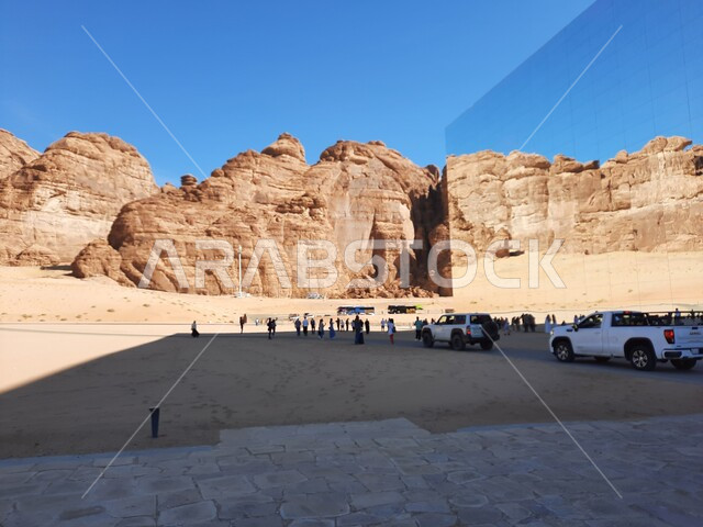 التكوينات والتشكيلات الصخرية، قاعة المرايا للحفلات الموسيقية في العلا وسط صحراء المملكة العربية السعودية، أكبر مبنى ضخم مصنوع من الزجاج، رحلات السفاري والأنشطة الترفيهية الممتعة في مدائن صالح، معالم تاريخية سياحية، مناطق جذب و استقطاب السائحين