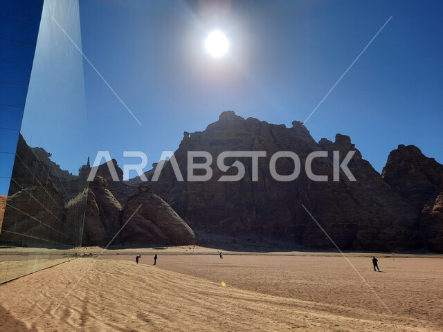 التكوينات والتشكيلات الصخرية، قاعة المرايا للحفلات الموسيقية في العلا وسط صحراء المملكة العربية السعودية، أكبر مبنى ضخم مصنوع من الزجاج، رحلات السفاري والأنشطة الترفيهية الممتعة في مدائن صالح، معالم تاريخية سياحية، مناطق جذب و استقطاب السائحين