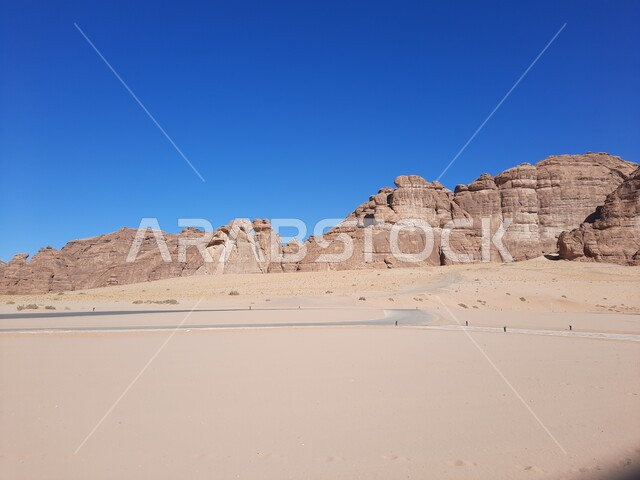 التشكيلات و التكوينات الصخرية في العلا وسط صحراء السعودية، رحلات السفاري والأنشطة الترفيهية الممتعة في مدائن صالح، المعالم الأثرية التاريخية القديمة، الأماكن السياحية في المناطق الصحراوية في المملكة