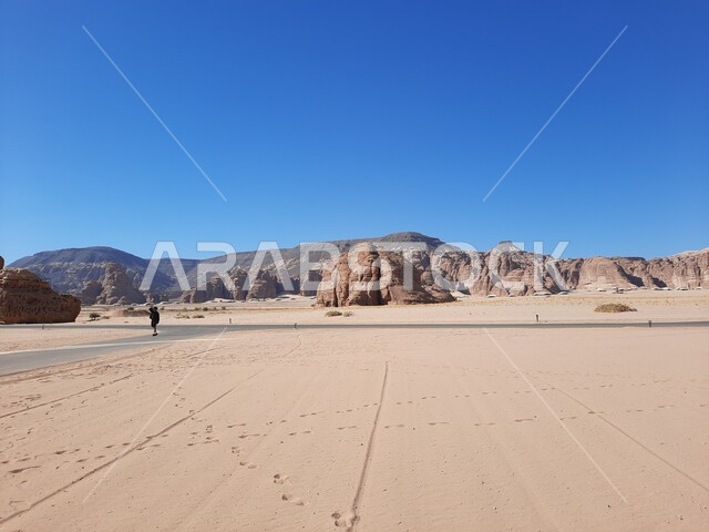 التشكيلات و التكوينات الصخرية في العلا وسط صحراء السعودية، رحلات السفاري والأنشطة الترفيهية الممتعة في مدائن صالح، المعالم الأثرية التاريخية القديمة، الأماكن السياحية في المناطق الصحراوية في المملكة