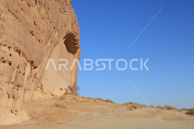 الصخور و القمم والمرتفعات الجبلية, التكوينات و التشكيلات الصخرية في العلا وسط صحاري المملكة العربية السعودية، الأماكن السياحية في المناطق الصحراوية، المعالم الأثرية التاريخية التراثية القديمة في صحراء مدائن صالح