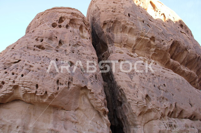 الصخور و القمم والمرتفعات الجبلية, التكوينات و التشكيلات الصخرية في العلا وسط صحاري المملكة العربية السعودية، الأماكن السياحية في المناطق الصحراوية، المعالم الأثرية التاريخية التراثية القديمة في صحراء مدائن صالح