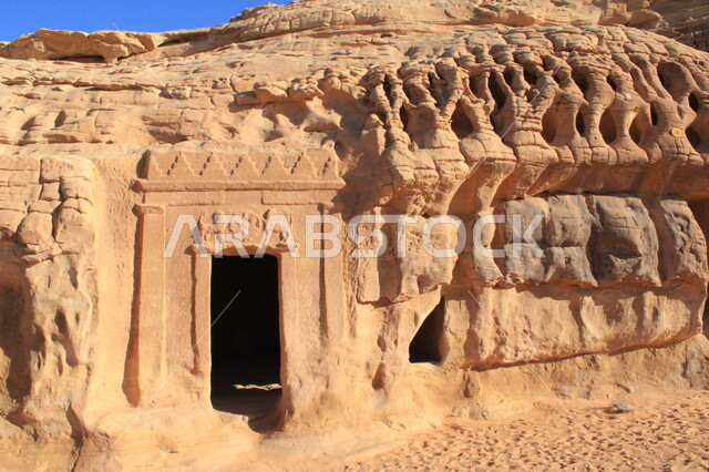 منظر الكهوف التراثية في موقع الحجر الأثري في الصحراء، المعالم التاريخية القديمة في مدائن صالح، الأماكن السياحية في المناطق الصحراوية، التشكيلات و التكوينات الصخرية في العلا وسط صحاري المملكة العربية السعودية