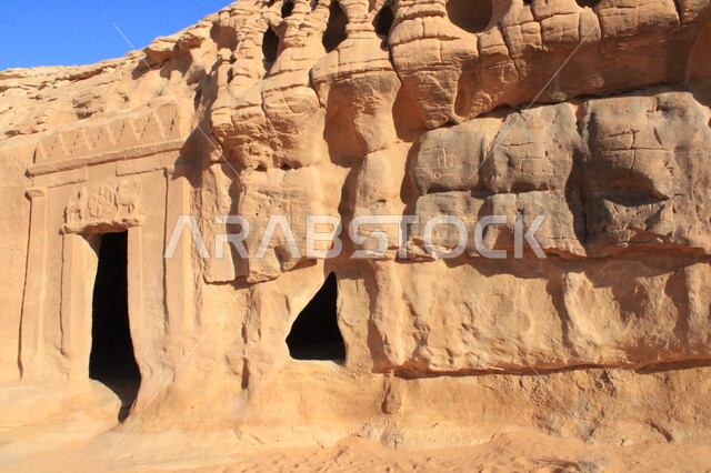 منظر الكهوف التراثية في موقع الحجر الأثري في الصحراء، المعالم التاريخية القديمة في مدائن صالح، الأماكن السياحية في المناطق الصحراوية، التشكيلات و التكوينات الصخرية في العلا وسط صحاري المملكة العربية السعودية