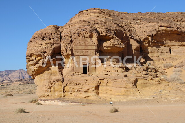 التكوينات و التشكيلات الصخرية في العلا وسط صحاري المملكة العربية السعودية، المعالم التاريخية القديمة في مدائن صالح، منظر الكهوف التراثية في موقع الحِجر الأثري في الصحراء، الأماكن السياحية في المناطق الصحراوية، نمو النباتات الشوكية والبرية